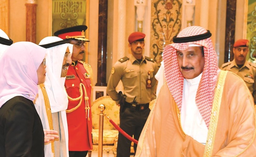الشيخ د.إبراهيم الدعيج مصافحا الرئيسة حليمة﻿