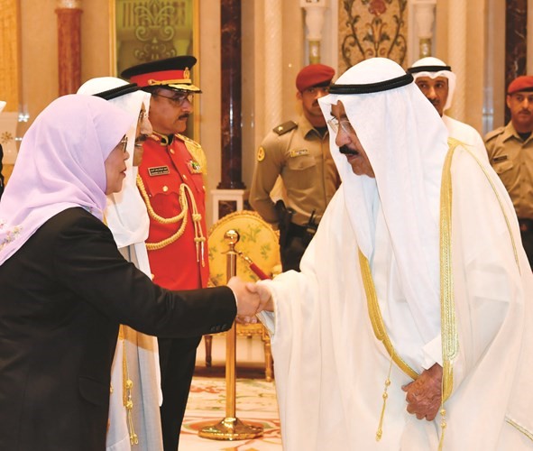 الشيخ فيصل السعود مرحبا برئيسة سنغافورة﻿