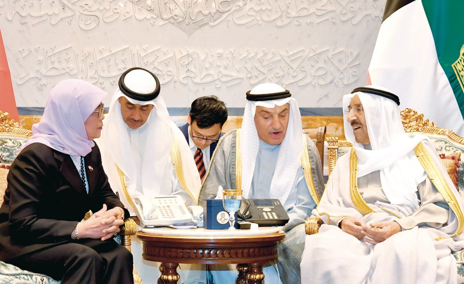 صاحب السمو الأمير الشيخ صباح الأحمد ورئيسة سنغافورة حليمة يعقوب خلال المباحثات الرسمية