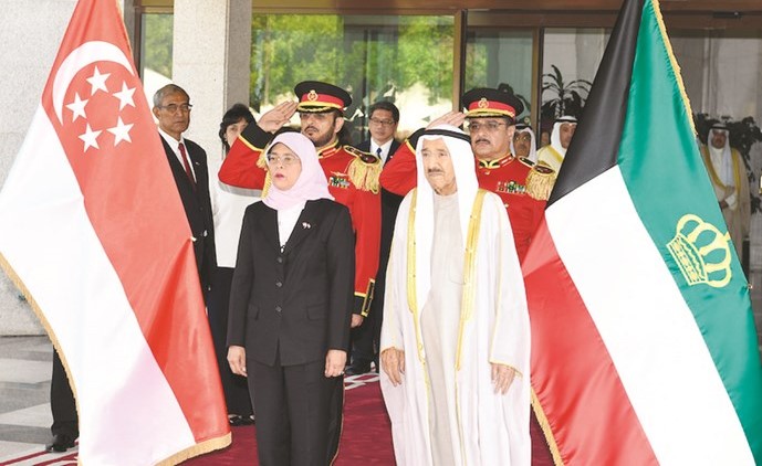 صاحب السمو الأمير الشيخ صباح الأحمد خلال استقباله رئيسة سنغافورة حليمة يعقوب﻿