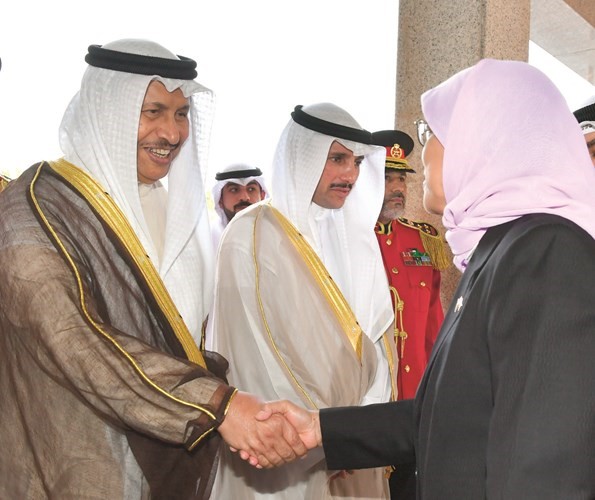 سمو الشيخ جابر المبارك مصافحا الرئيسة حليمة يعقوب﻿