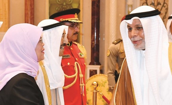 المستشار يوسف المطاوعة مع رئيسة سنغافورة﻿
