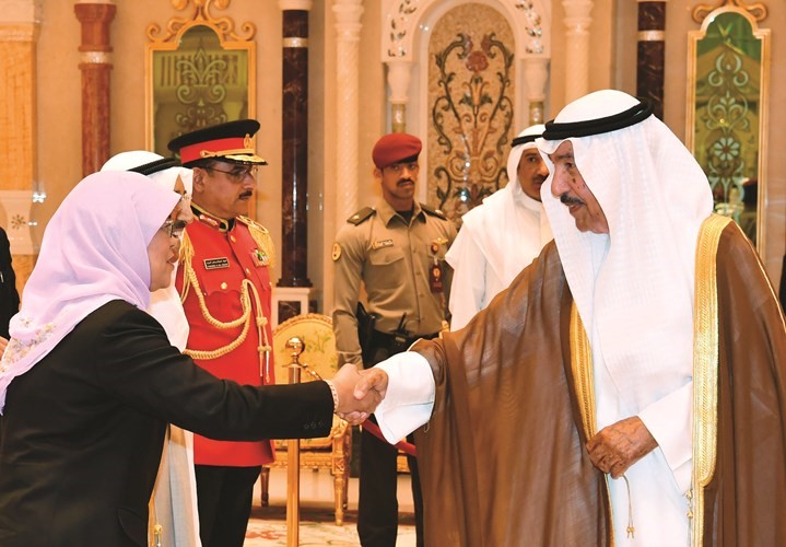 الشيخ جابر العبدالله مستقبلا رئيسة سنغافورة﻿