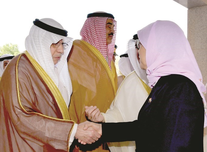 الشيخ خالد الجراح مصافحا ضيفة الكويت﻿