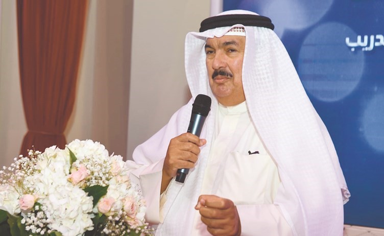د.علي المضف متحدثا خلال الحفل﻿