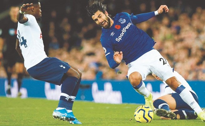 لاعب ايفرتون اندريه غوميز لحظة تعرضه للاصابة من لاعب توتنهام هيونغ مين سون ﻿