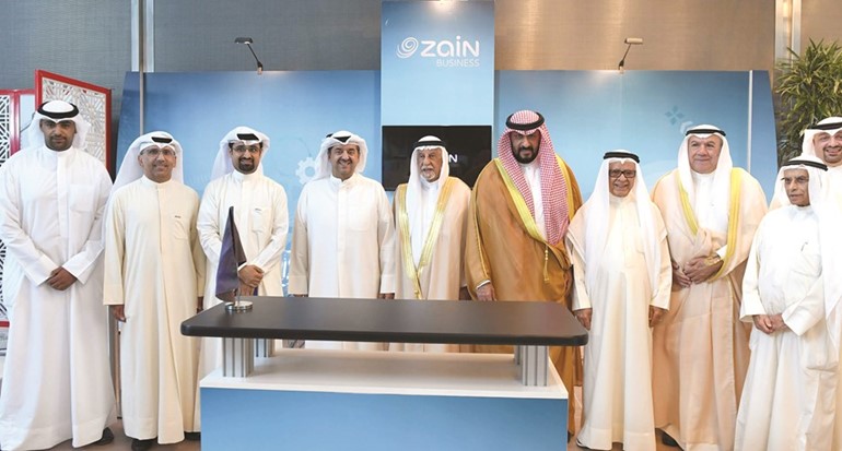 الشيخ طلال الخالد متوسطا وليد الخشتي ومجموعة من المسؤولين في جناح زين بالمعرض﻿