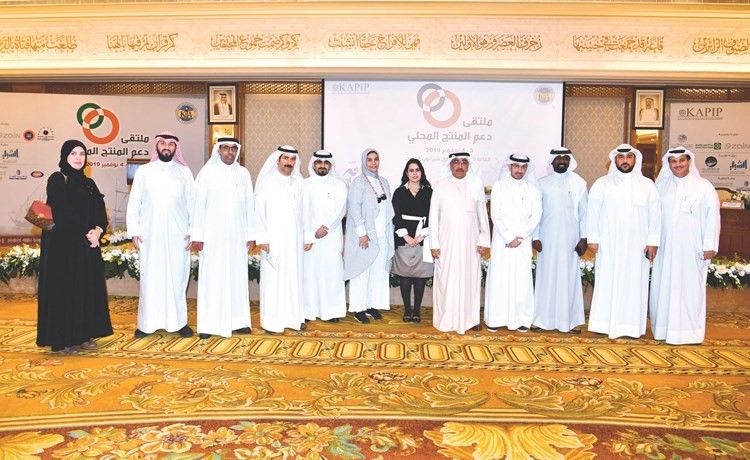 النائب عبدالوهاب البابطين والزملاء عدنان الراشد وبدور المطيري وهبة الطويل وسليمان العنيزان وعبدالله معرفي وسعد الفجي وعلي مبارك وعبدالعزيز الظفيري في صورة جماعية﻿