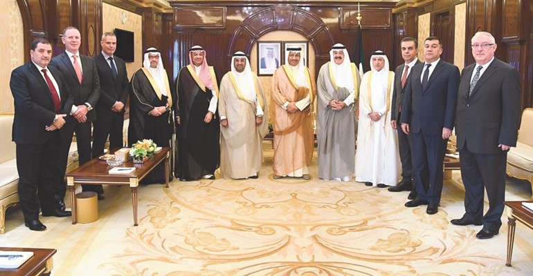 سمو رئيس الوزراء الشيخ جابر المبارك متوسطا د.نايف الحجرف ورؤساء مجالس إدارات خطوط الطيران العربية ﻿