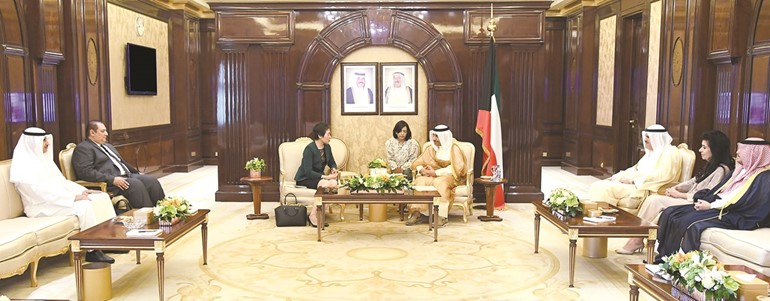 سمو الشيخ جابر المبارك مستقبلا الأمين العام للمنظمة الدولية للطيران المدني د.فانغ ليو والوفد المرافق لها بحضور الشيخ سلمان الحمود﻿