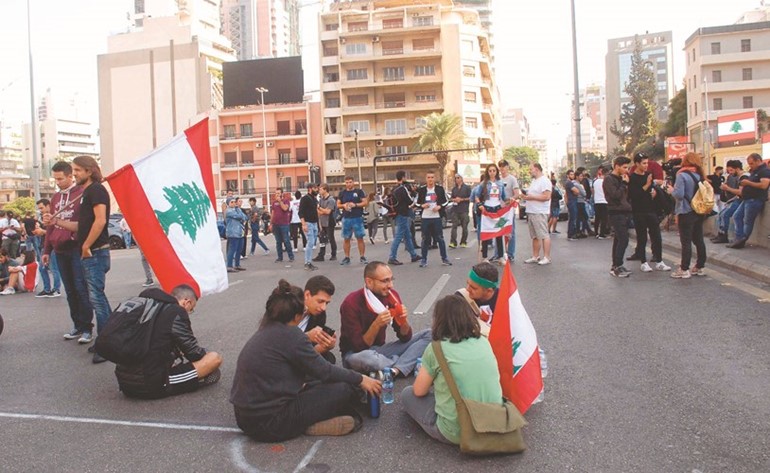  وآخرون يقطعون طريق جسر الرينغ في بيروت	(محمود الطويل)﻿