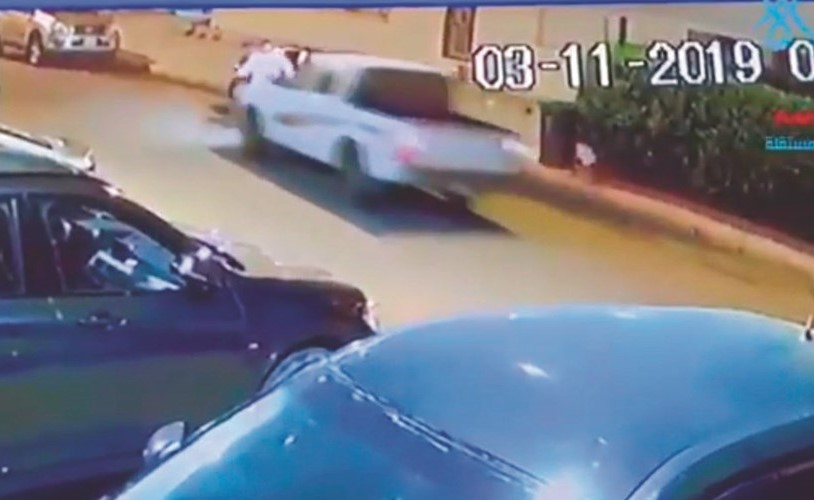 الخليجي قبل دهسه بلحظات ويبدو «الوانيت» يقترب منه بصورة مريبة