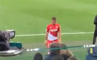 بالفيديو.. لاعب موناكو يسجل أول حالة لكسر شاشة الفار اعتراضا على طرده