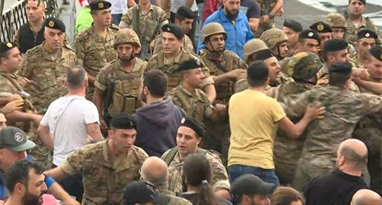 لبنان: اشتباك هو الأعنف من نوعه منذ بدء الانتفاضة بين الجيش والمتظاهرين