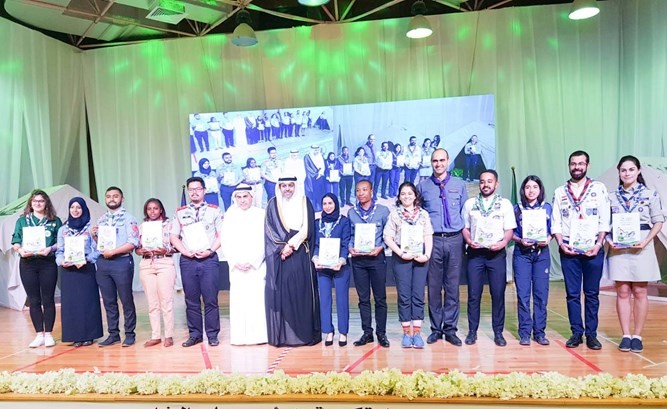 ﻿الوزير محمد الجبري ود.عبدالله الطريجي مع الفائزين بالجائزة خلال الحفل﻿
