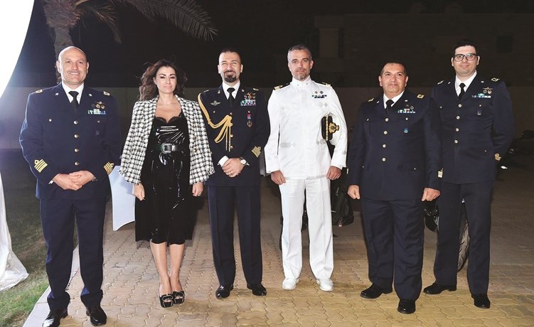 الملحق العسكري الإيطالي العقيد فيتو كراكاس وحرمه وعدد من العسكريين في استقبال المهنئين	(متين غوزال)﻿