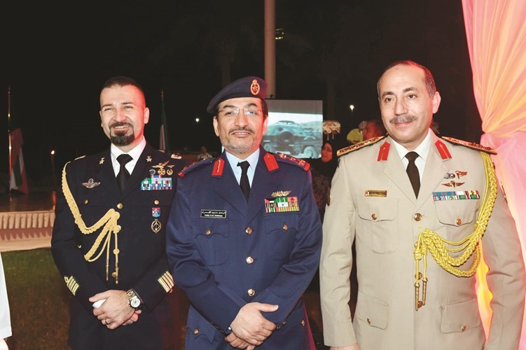العميد ركن طيار فيصل الشمري متوسطا رئيس المكتب العسكري المصري العميد يحيى الصمدي والعقيد فيتو كراكاس﻿