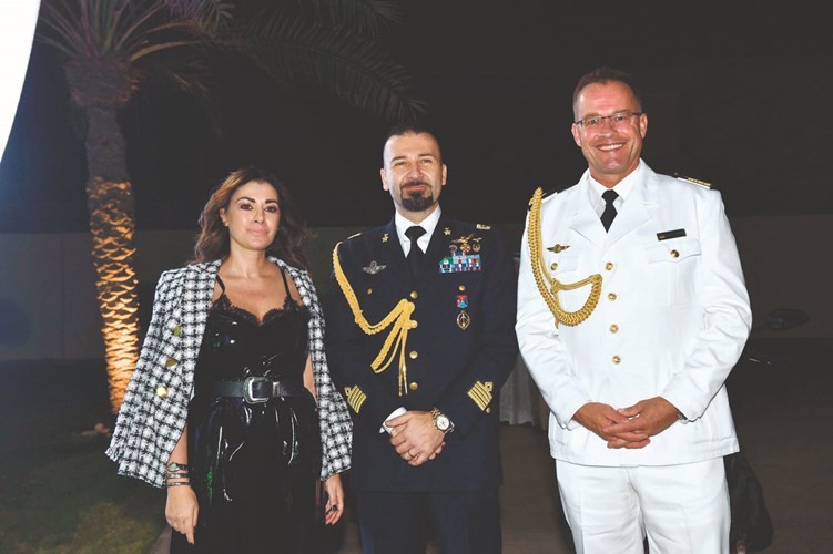 العقيد فيتو كراكاس وحرمه وأحد المهنئين﻿