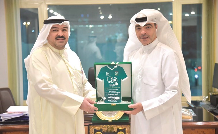 عبدالعزيز عاشور يتلقى درعا تذكارية من احمد النجار ﻿