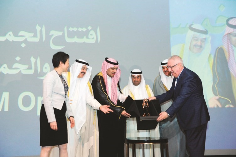 الشيخ سلمان الحمود ويوسف الجاسم وعبدالوهاب تفاحة وسامي سندي خلال تكريم د.نايف الحجرف﻿