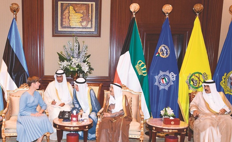 صاحب السمو الأمير الشيخ صباح الأحمد مستقبلا رئيسة إستونيا كريستي كاليولايد بحضور سمو ولي العهد الشيخ نواف الأحمد ﻿
