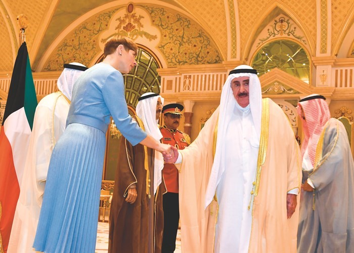 الشيخ سالم صباح الناصر مصافحا رئيسة إستونيا ﻿