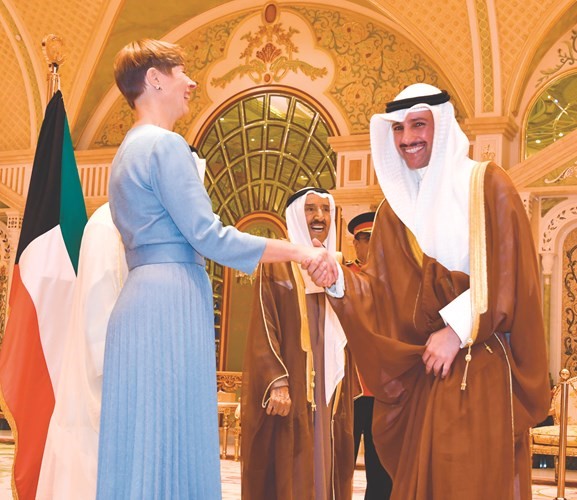 مرزوق الغانم مصافحا رئيسة إستونيا ﻿