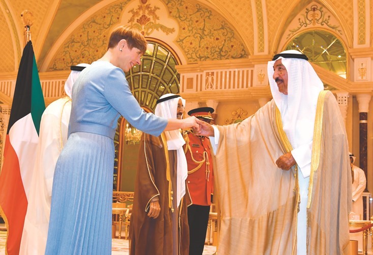 الشيخ جابر العبدالله مرحبا بالرئيسة كاليولايد ﻿