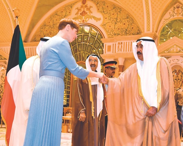 الشيخ فيصل السعود مصافحا ضيفة الكويت ﻿