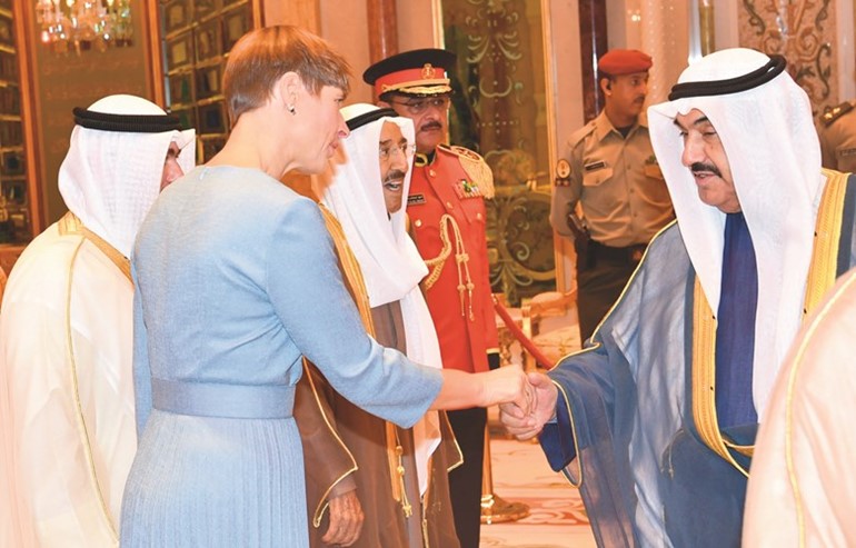 سمو الشيخ ناصر المحمد مصافحا رئيسة إستونيا ﻿