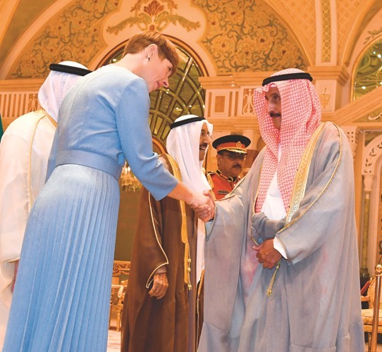 الشيخ د.إبراهيم الدعيج مصافحا رئيسة إستونيا ﻿