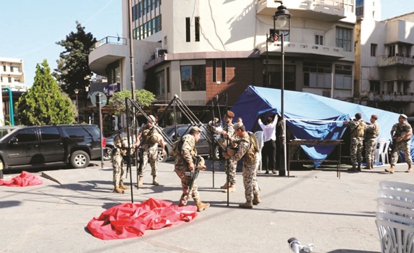 قوة من المديرية العامة للأمن العام تزيل خيم المعتصمين عند دوار ساسين في الأشرفية لإعادة فتح الطريق	(محمود الطويل)﻿