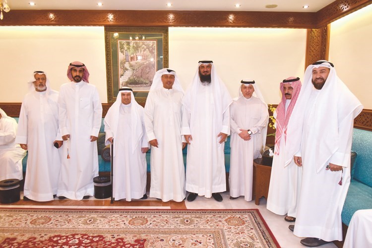 د. علي العمير ود.حمد المطر مع بعض الحضور يباركون﻿