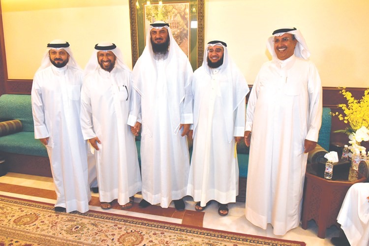 فهد الخنة متوسطا راكان بن حثلين ود. عبدالرزاق الشايجي وعبداللطيف العميري وعادل العبدالهادي﻿