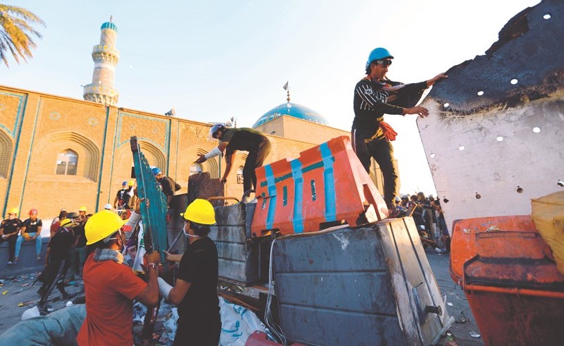 محتجون يغلقون جسر الشهداء في بغداد امس	(رويترز) ﻿