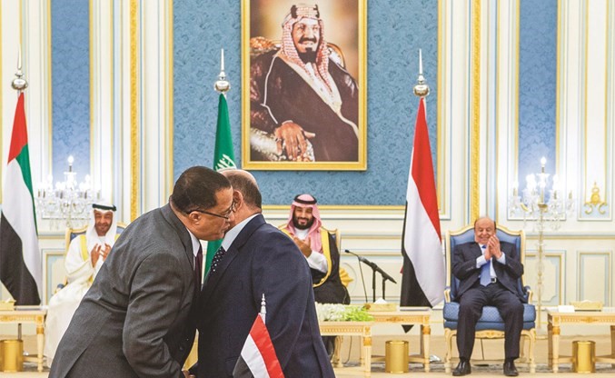 صاحب السمو الملكي الامير محمد بن سلمان وسمو الشيخ محمد بن زايد والرئيس عبدربه منصور هادي يشهدون مراسم توقيع اتفاق الرياض امس	(أ.ف.پ)﻿