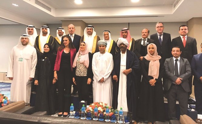 عدد من السفراء المعتمدين لدى البحرين والمشاركين بالملتقى ﻿