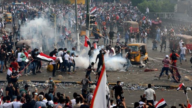 قوات الأمن العراقية تطلق الرصاص الحي لتفريق محتجين في بغداد