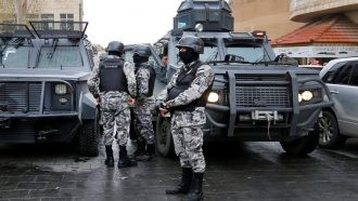 ستة جرحى بينهم 4 سياح مكسيكيين وسويسرية في عملية طعن في الأردن