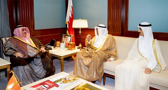 الشيخ خالد بن أحمد خلال لقائه السفير جاسم المباركي 