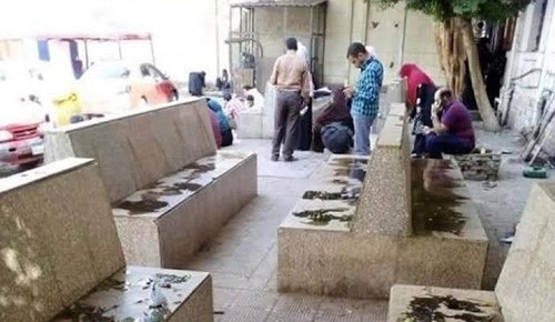 صورة.. سكب الزيت على مقاعد انتظار المرضى في أحد المستشفيات بمصر لطردهم