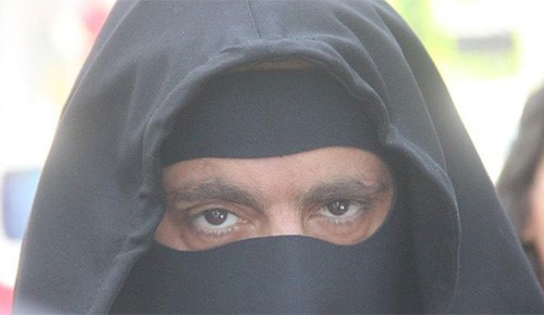 صورة.. الفنان أحمد السقا يثير الحيرة بظهوره مرتدياً قناع!