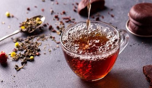عادات شائعة تحول كوب الشاي إلى جرعة خطيرة