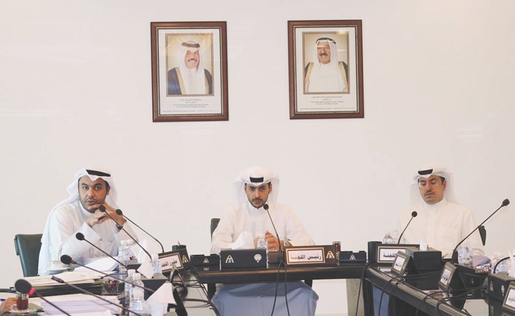  حمد المدلج مترئسا اجتماع لجنة حولي ﻿