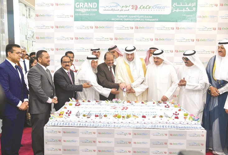مشاركة بقطع كيكة الحفل﻿