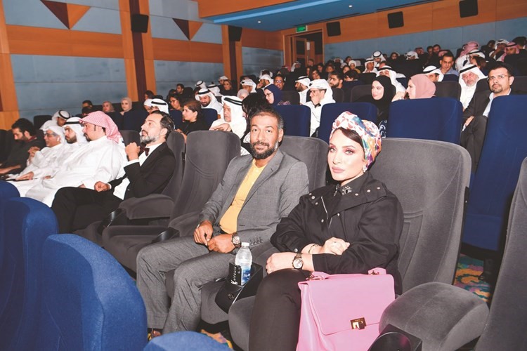 الفنان فيصل العميري وزوجته اثناء عرض الفيلم﻿