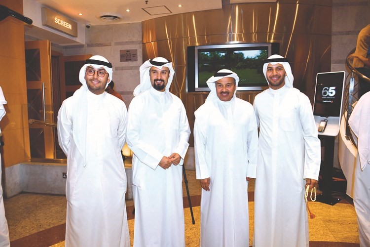 الفنان عبد الرحمن العقل يتوسط ابنيه فيصل وعبدالله ومعهم أحد الحضور﻿