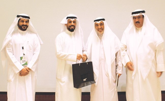 د.علي المضف مكرما د.محمد البصيري بحضور د.سليمان السويط﻿