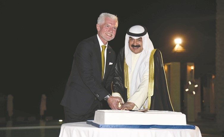 خالد الجارالله والسفير الألماني يقطعان كيكة الاحتفال ﻿