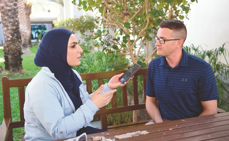 الكابتن فيل إيموري خلال اللقاء مع الزميلة دارين العلي	(أحمد علي)﻿